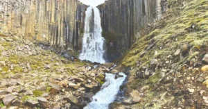 Acercamiento a la Catarata de de Studlafoss. Cañón de Studlagil, Islandia.