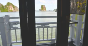 Balcón del Camarote del Crucero por la Bahía de Ha Long. Vietnam.