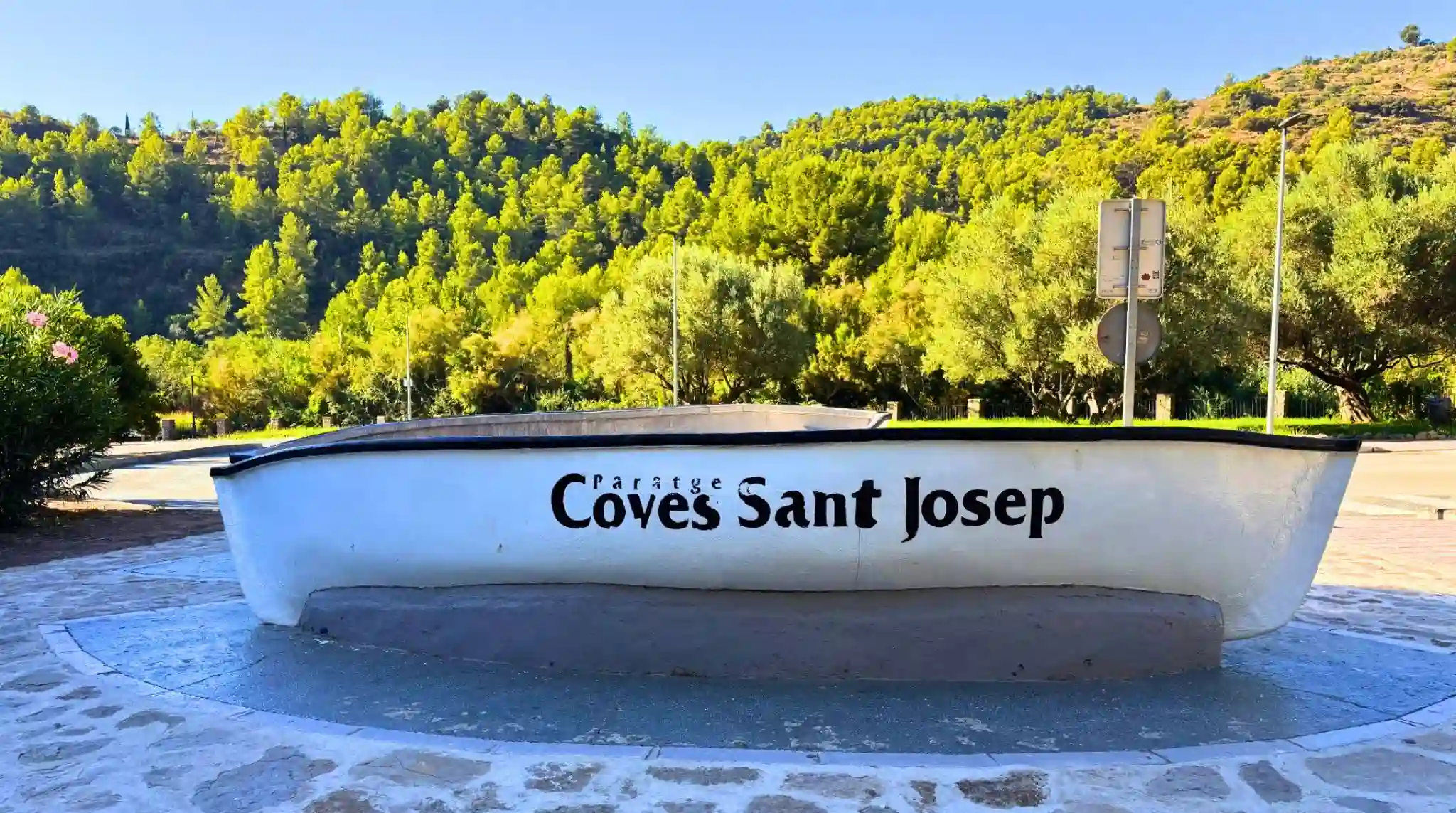 Barca de entrada a Cuevas de San José. Les Coves de Sant Josep, Vall de Uxó, Castellón.