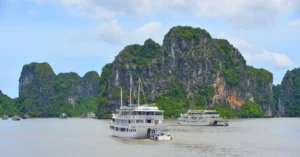 Barcos de Cruceros de la Bahía de Ha Long. Vietnam.