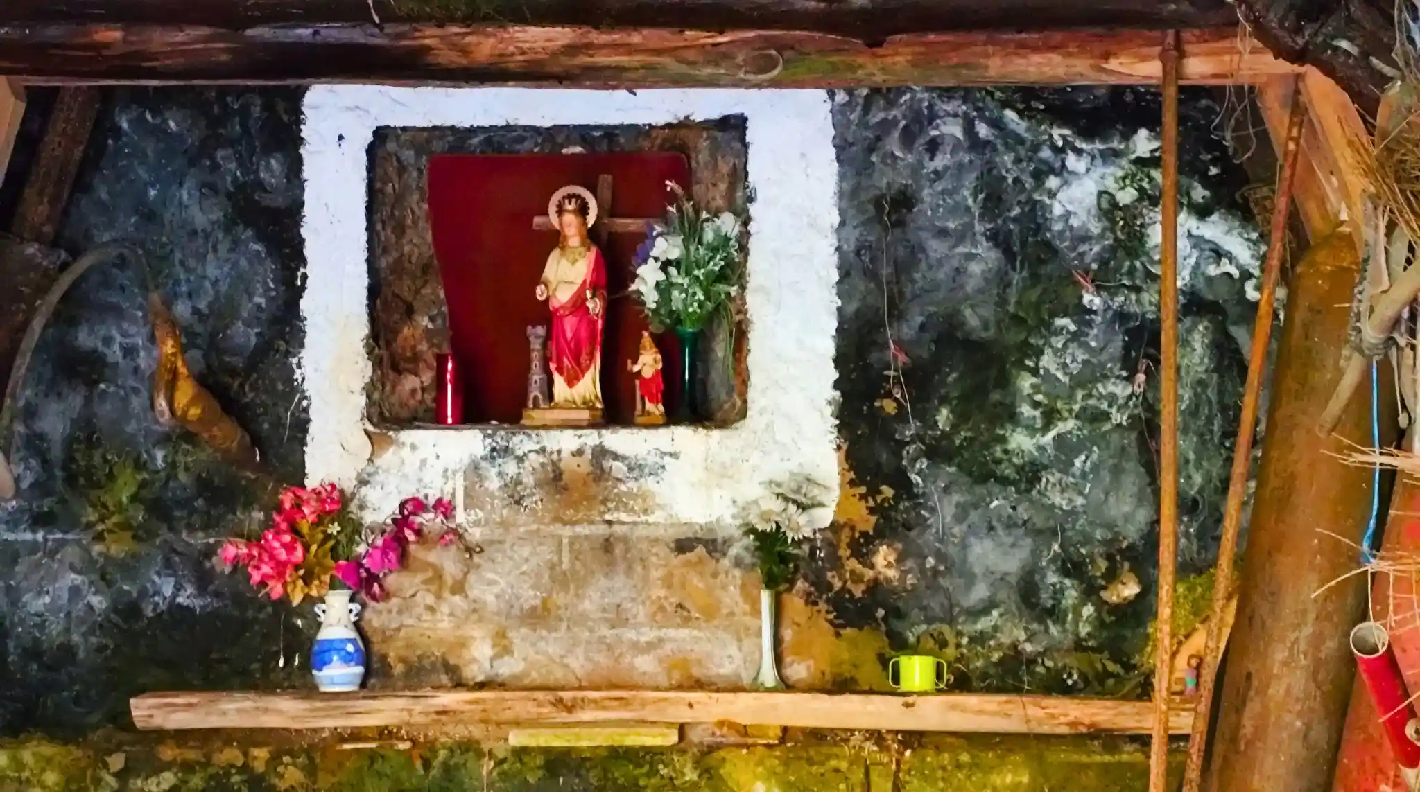 Boca Mina y Altar de Santa Bárbara, patrona de los mineros en el Hayedo de Ciñera