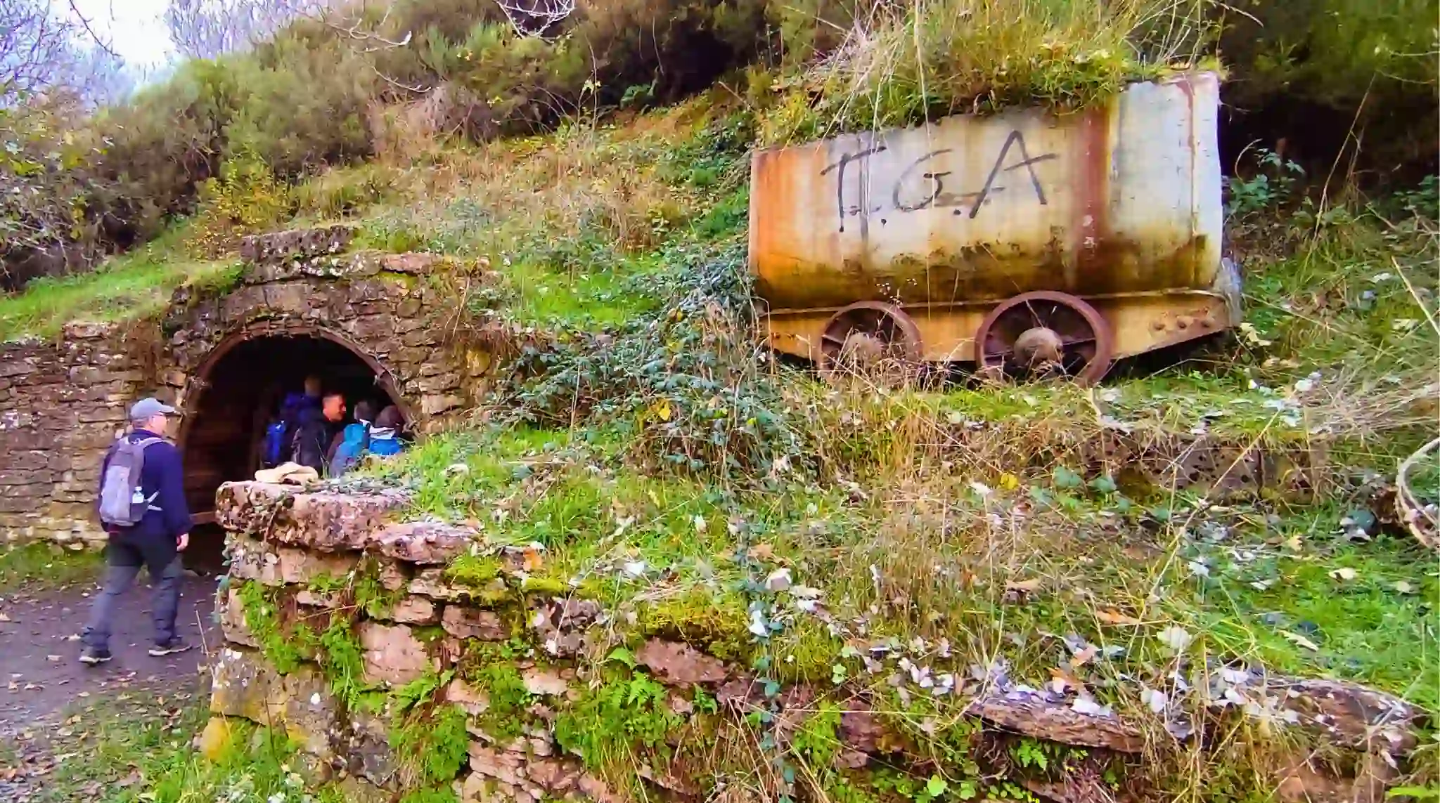 Bocamina y Vagoneta en el Hayedo de Ciñera