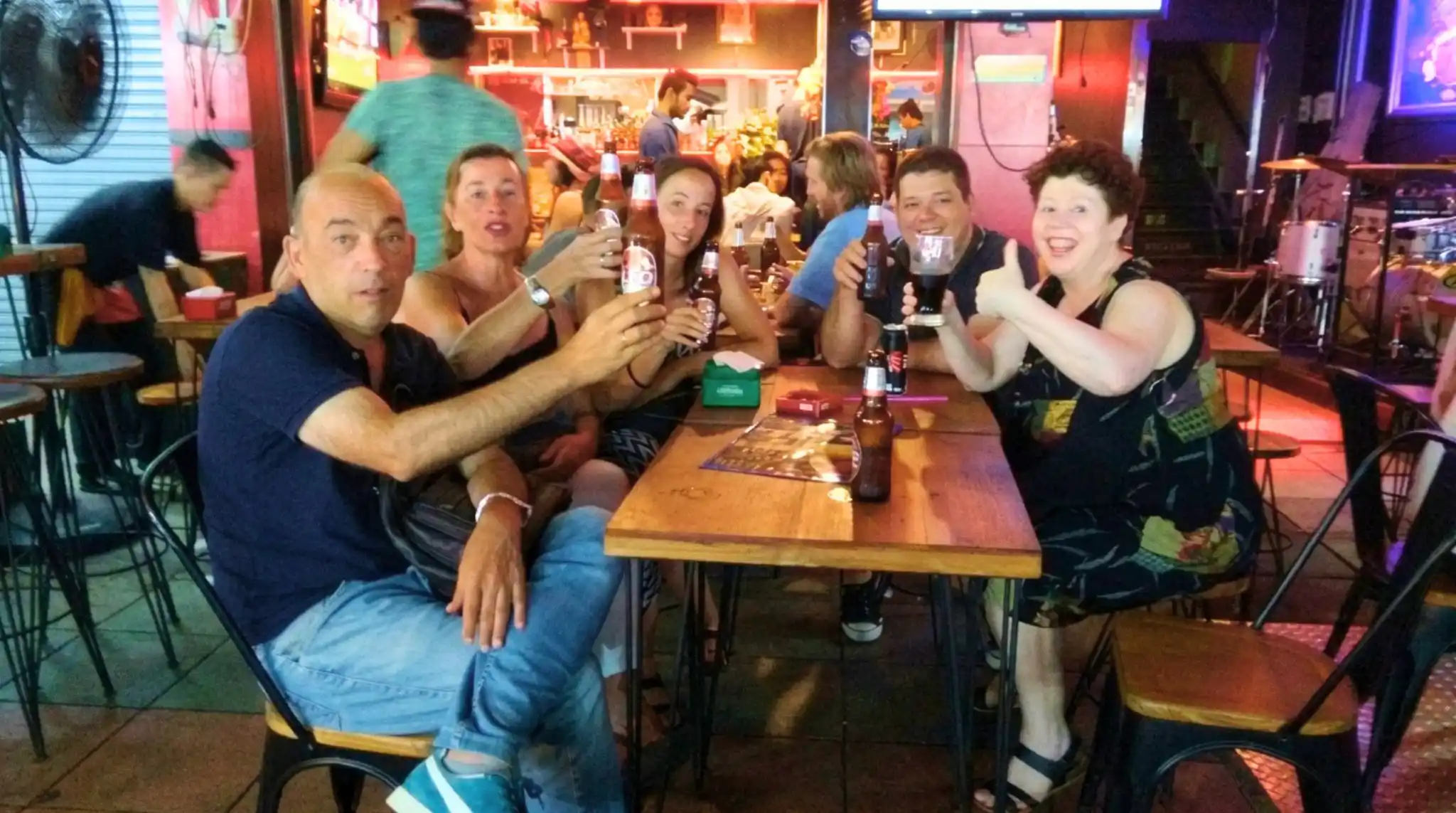 Brindando en Khao San Road, Bangkok. Tailandia