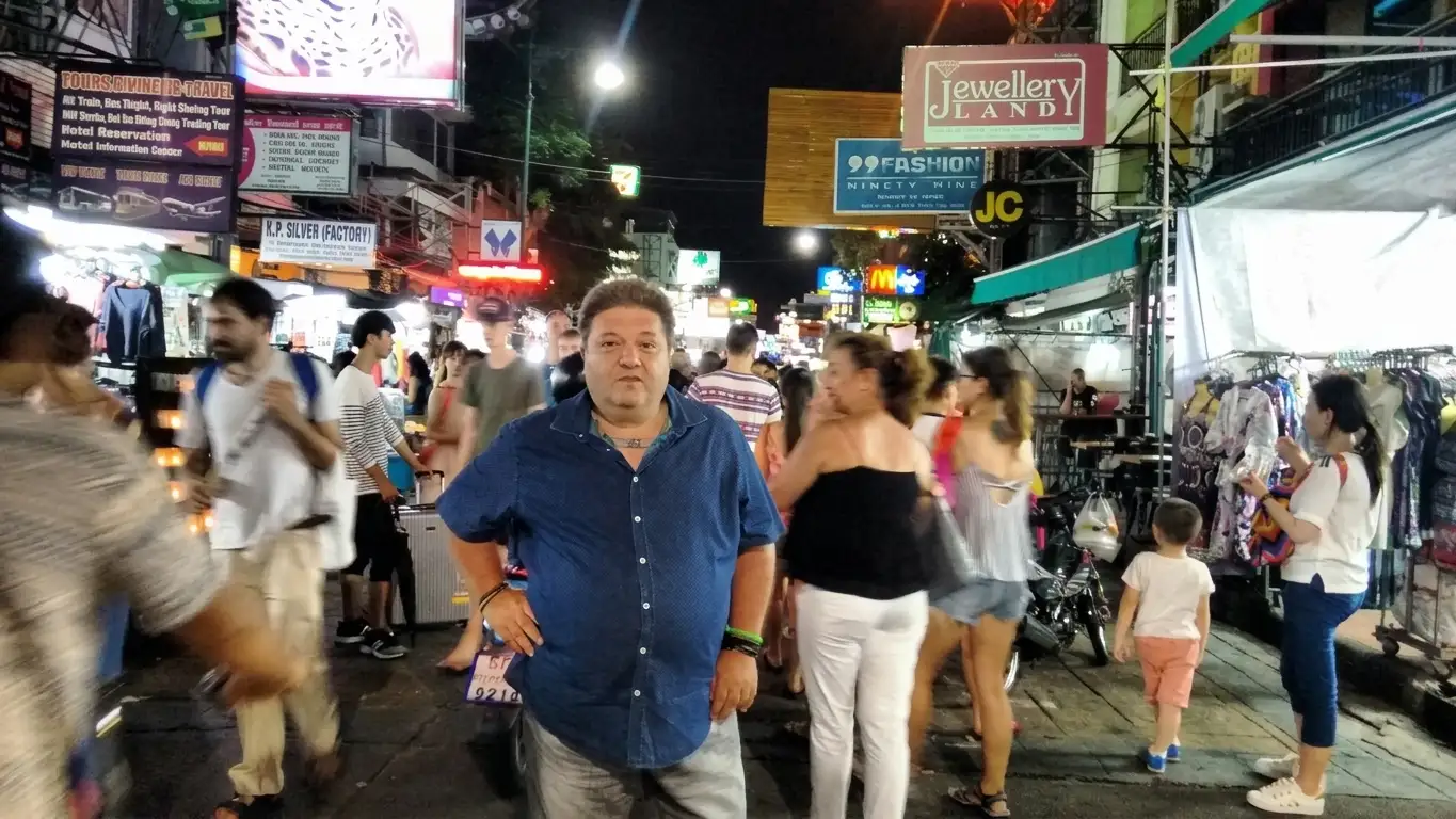 Bullicio de la Calle Khao San Road, Bankok. Tailandia