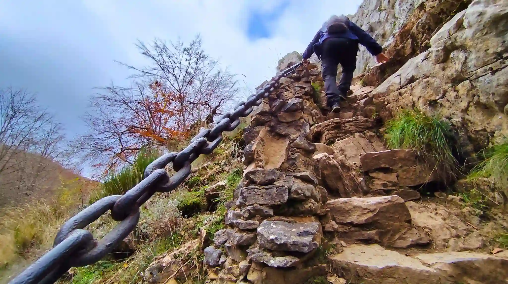 Camino Equipado con cadenas en las hoces de Villar del Faedo de Ciñera