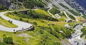 Carratera y Curva de Herradura en el Paso Stelvio. Italia