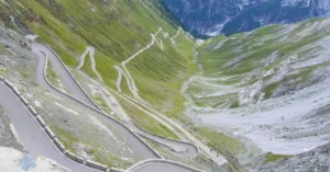 Carretera y Curvas de Herradura del Paso Stelvio. Italia
