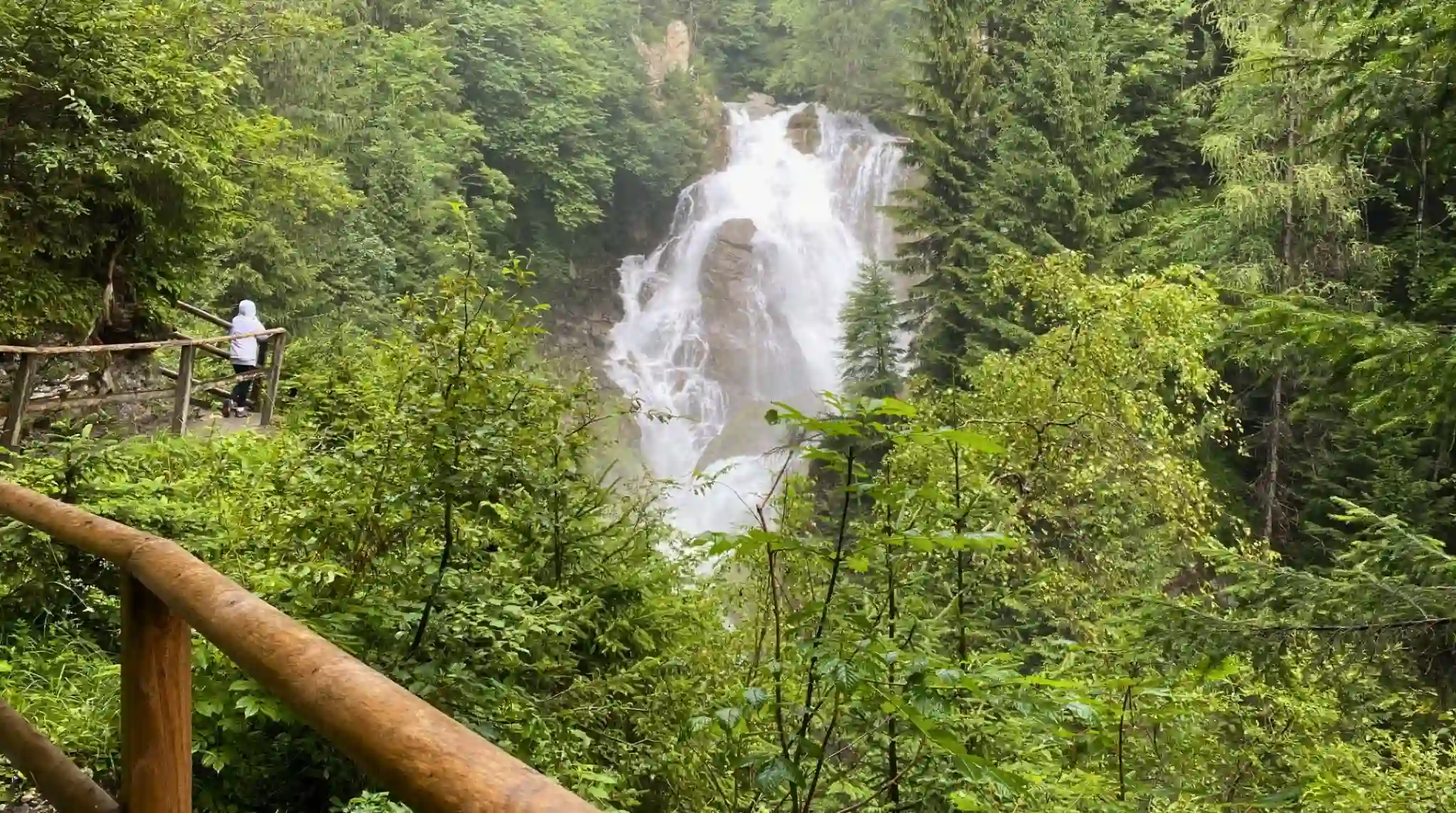 Cascada Zechnerfall. Garganta Groppensteinchlucht, Flattach. Austria Cascada Zechnerfall. Garganta Groppensteinchlucht, Flattach. Austria