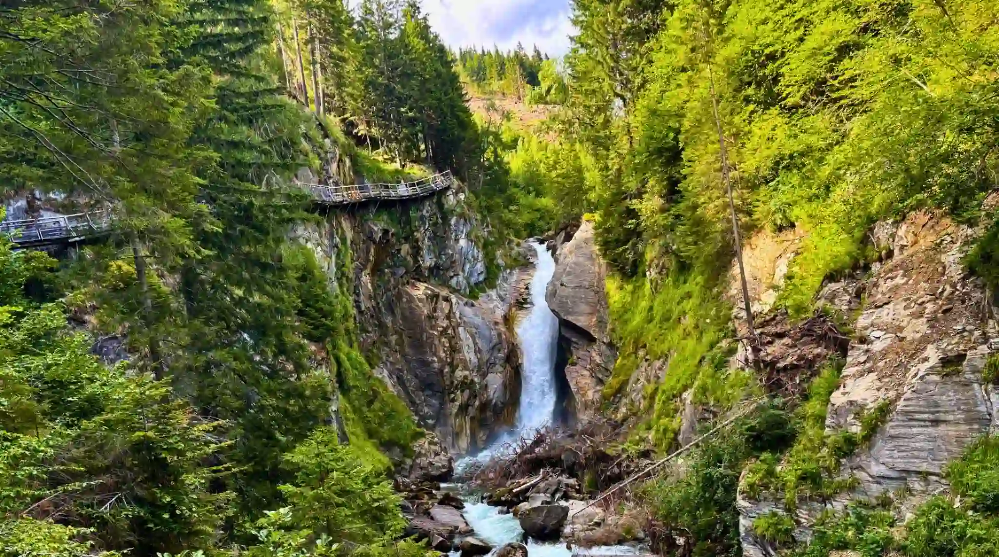 Cascada en la Garganta Groppensteinchlucht, Flattach. Austria. Cascada en la Garganta Groppensteinchlucht, Flattach. Austria.