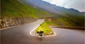 Ciclista en el Paso Stelvio. Italia