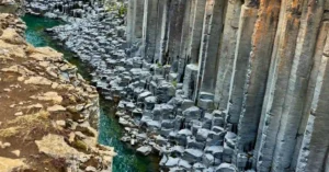 Columnas y Losetas de Basalto. Estrechos del Cañón de Studlagil, Islandia.