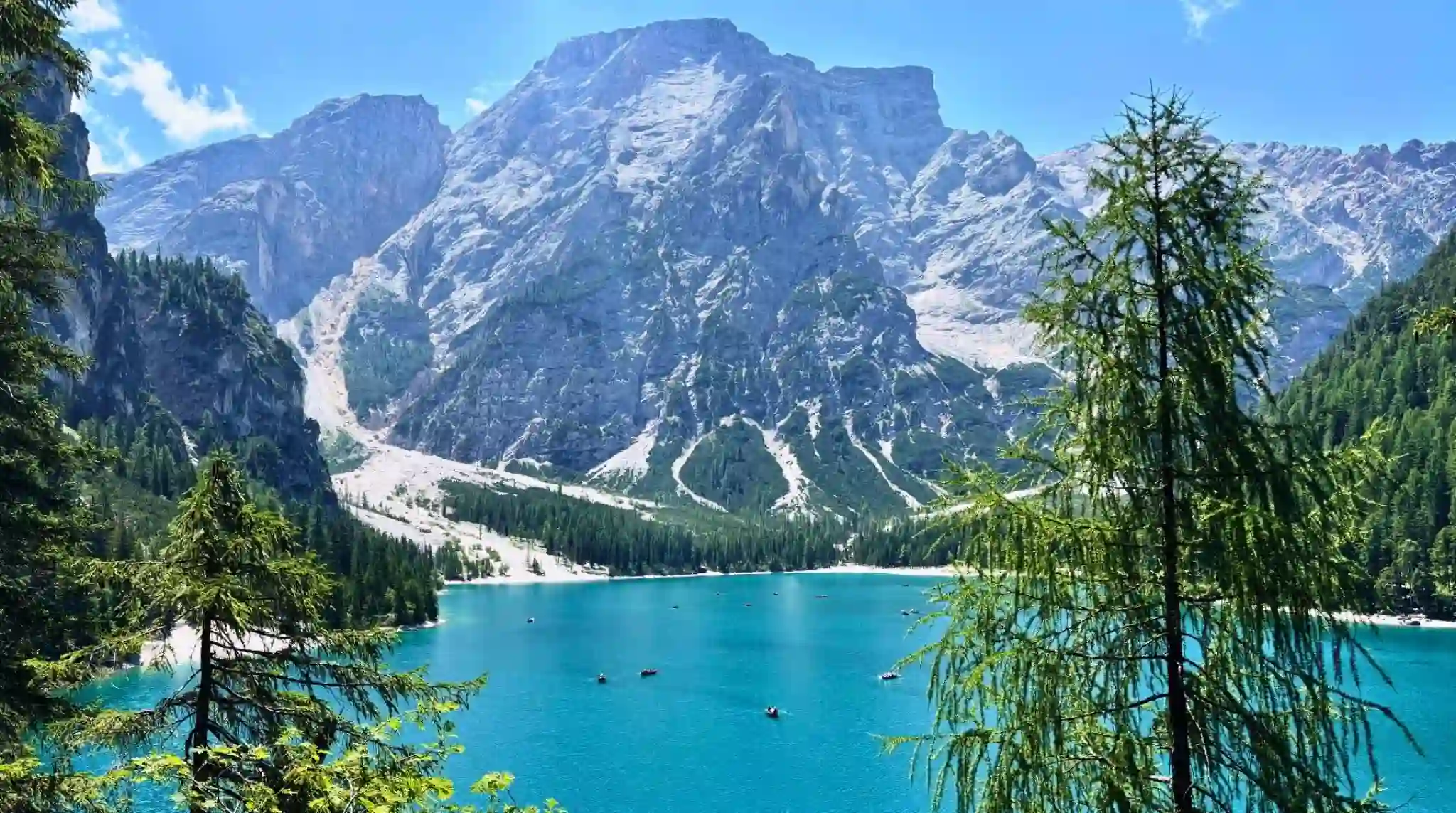 Croda del Becco. Lago di Braies, Dolomitas. Italia. Croda del Becco. Lago di Braies, Dolomitas. Italia.