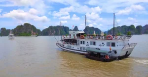 Cruceros Rumbo a la Bahía de Ha Long en Vietnam.
