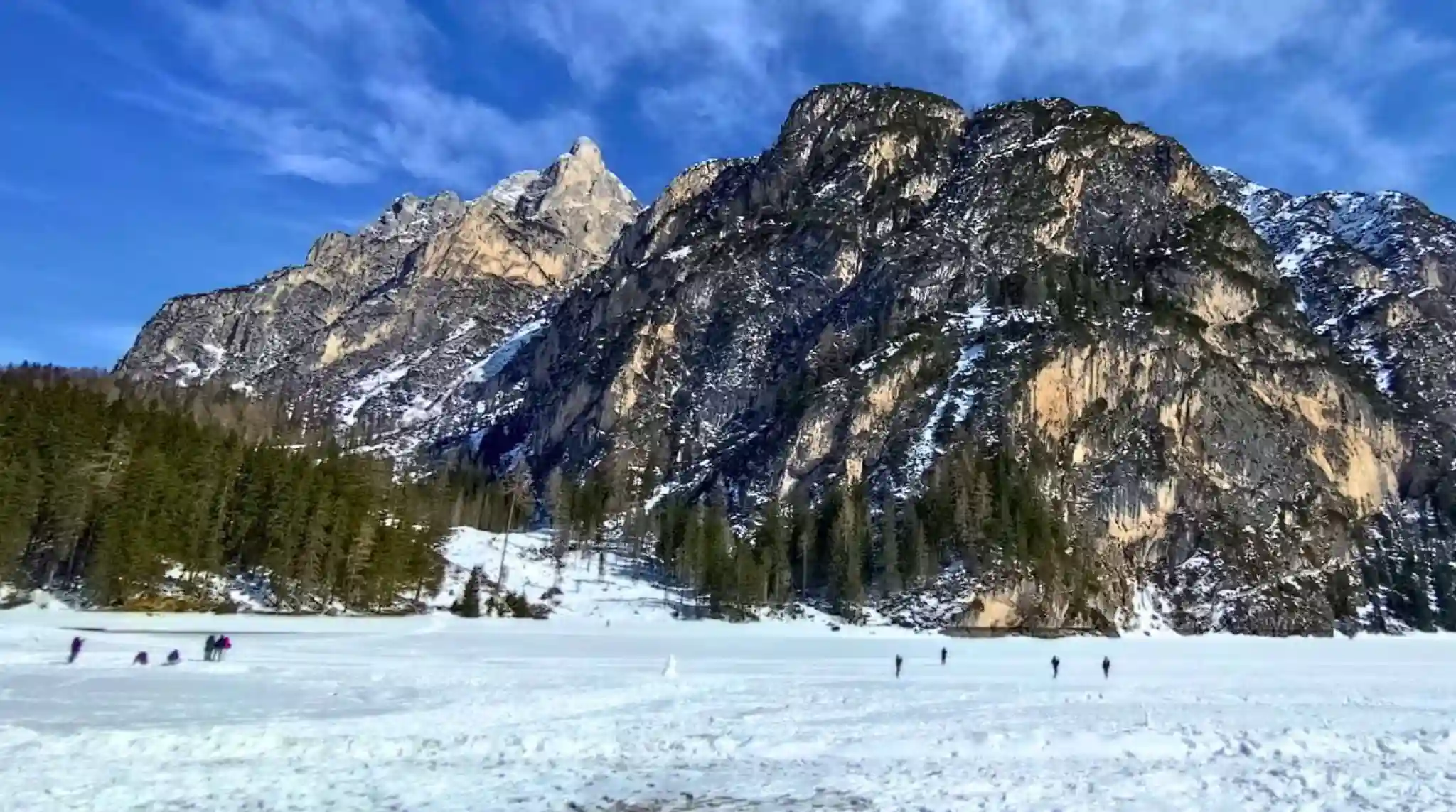 Cruzando el Lago di Braies en Invierno. Dolomitas. Italia. Cruzando el Lago di Braies en Invierno. Dolomitas. Italia.