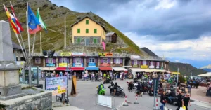 Cumbre del Puerto del Paso Stelvio en los Alpes Italianos