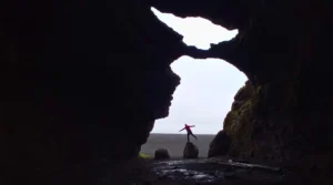 DESDE-EL-INTERIOR-DE-LA-CUEVA-DE-YODA-ISLANDIA.