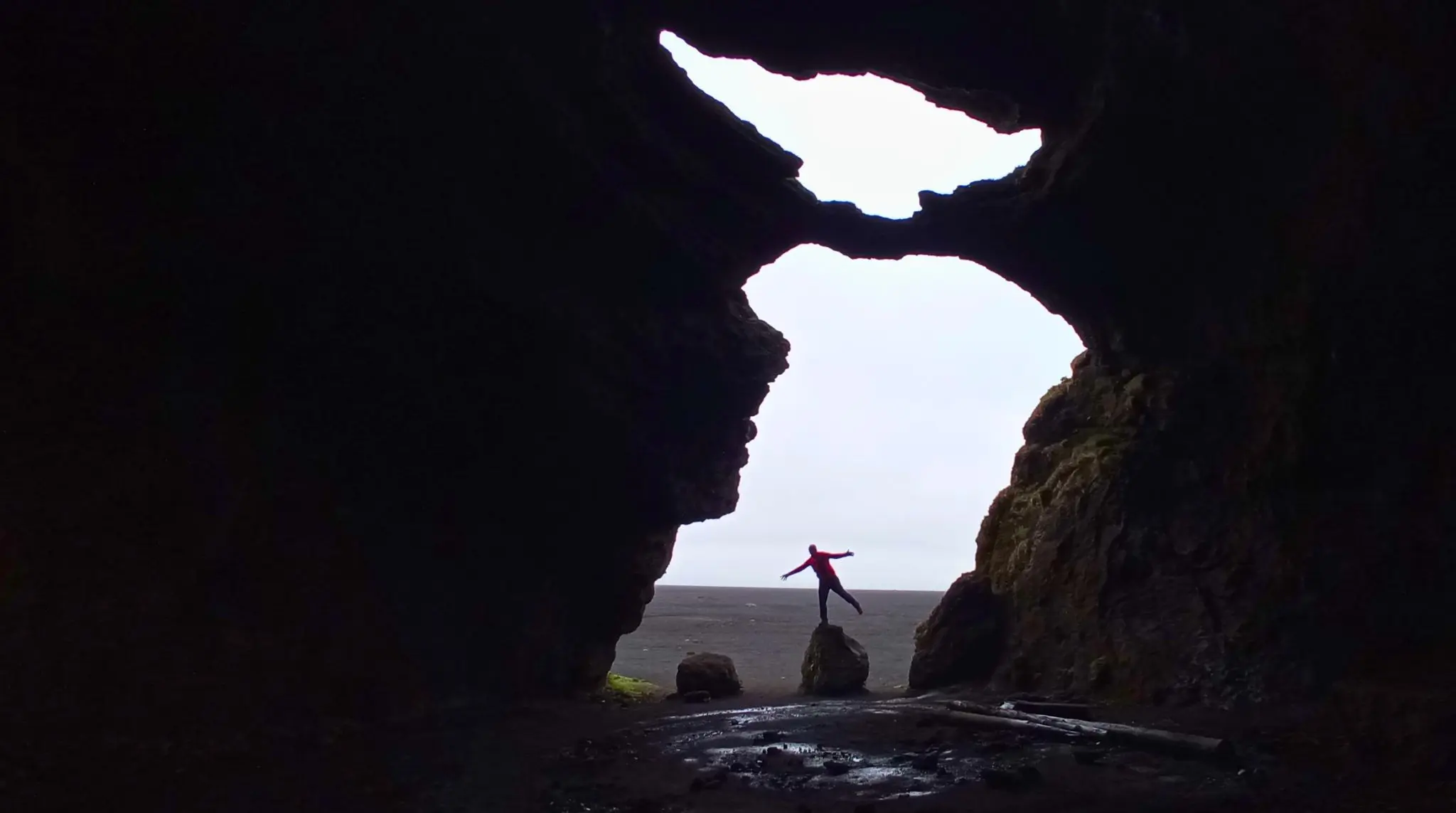 DESDE-EL-INTERIOR-DE-LA-CUEVA-DE-YODA-ISLANDIA.