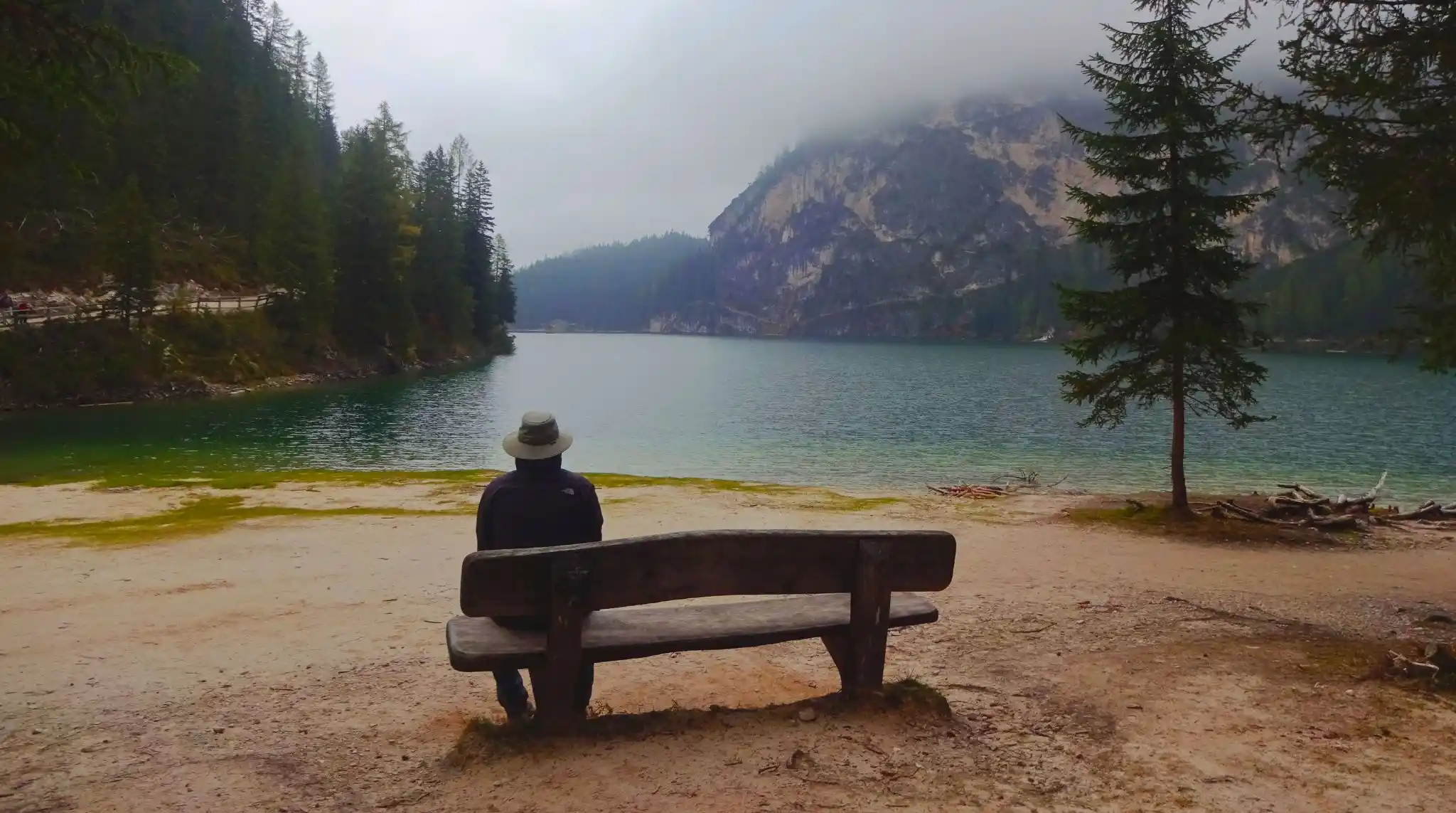 Descanso en Ruta del Lago di Braies, Dolomitas. Italia. Descanso en Ruta del Lago di Braies, Dolomitas. Italia.