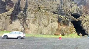 EN-LA-ENTRADA-DE-LA-CUEVA-DE-YODA-ISLANDIA.