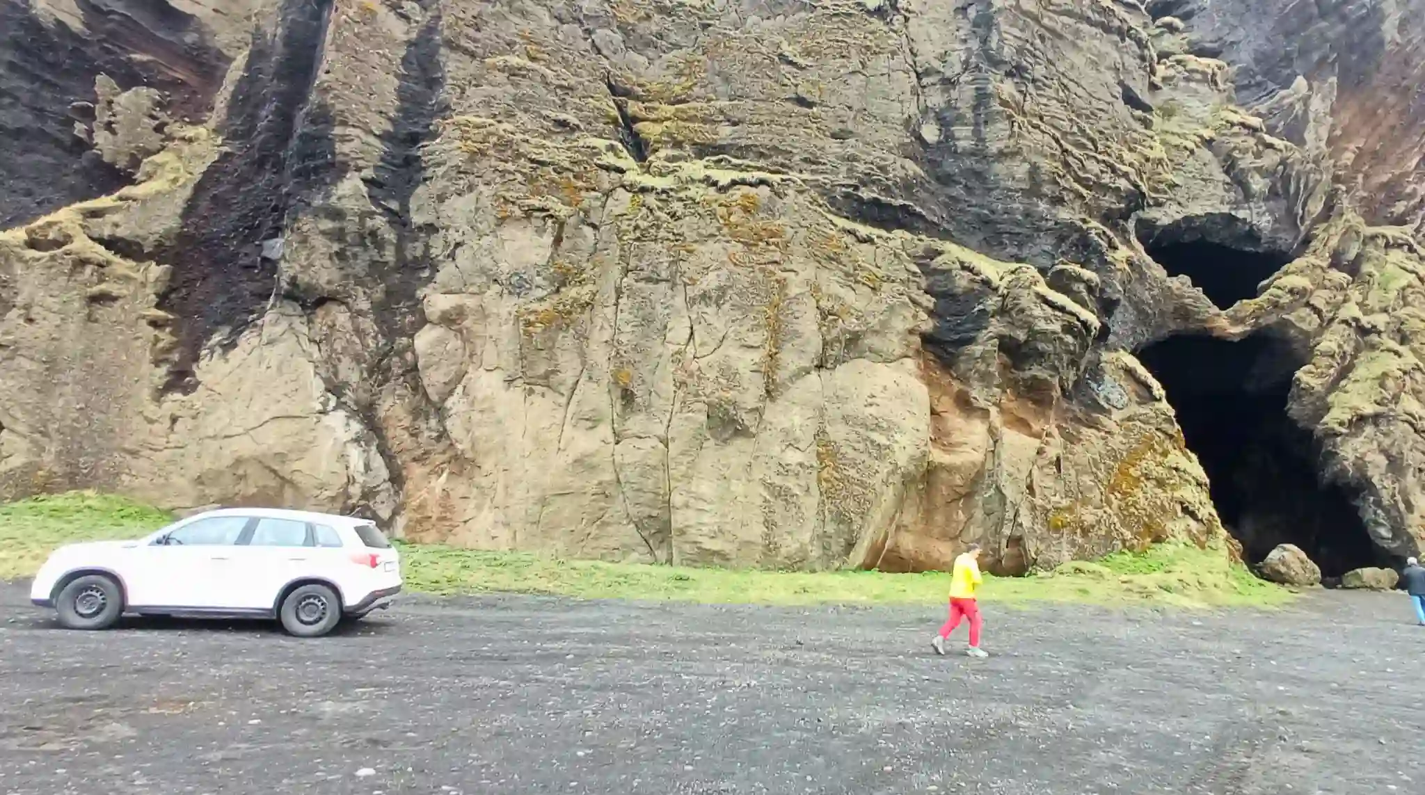 EN-LA-ENTRADA-DE-LA-CUEVA-DE-YODA-ISLANDIA.