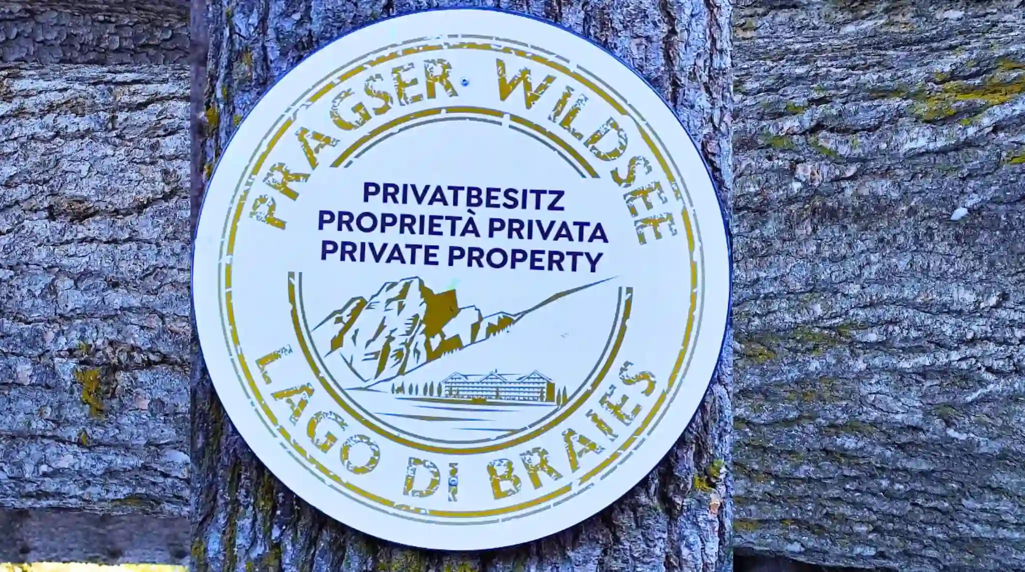 El Gran Hotel Pragser Wildsee. Lago di Braies, Dolomitas. Italia. El Gran Hotel Pragser Wildsee. Lago di Braies, Dolomitas. Italia.