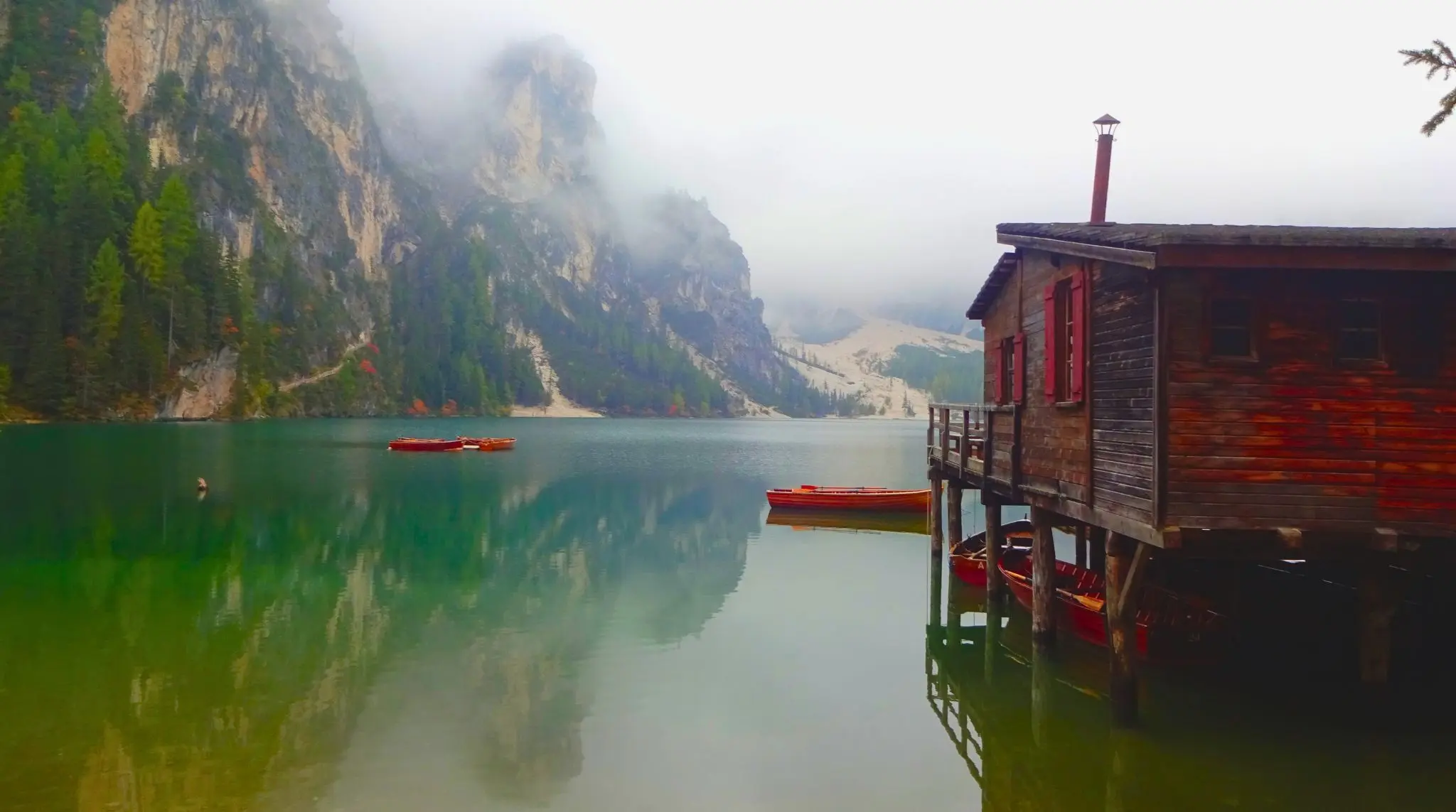 Embarcadero del Lago di Braies, Dolomitas. Italia. Embarcadero del Lago di Braies, Dolomitas. Italia.