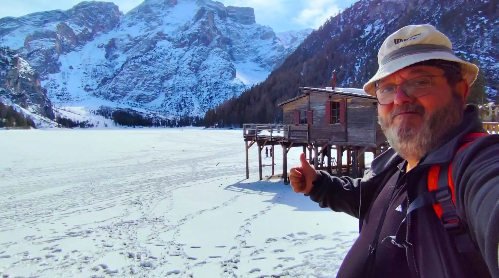 Embarcadero en Invierno en el Lago di Braies. Dolomitas. Italia. Embarcadero en Invierno en el Lago di Braies. Dolomitas. Italia.