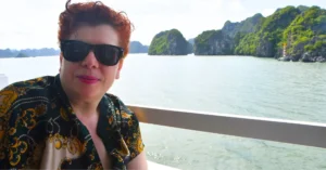 En la Cubierta del Crucero por la Bahía de Ha Long en Vietnam.