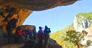 Entrada de la Cueva de la Ramera en la Senda Ecológica de la Hoz de Beteta, Cuenca.