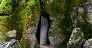 Entrada Secreta al Pozo Iniciático. Quinta da Regaleira. Sintra. Portugal.