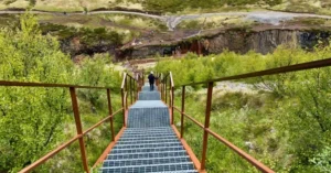 Escaleras del lado Oeste del Cañón de Studlagil, Islandia.