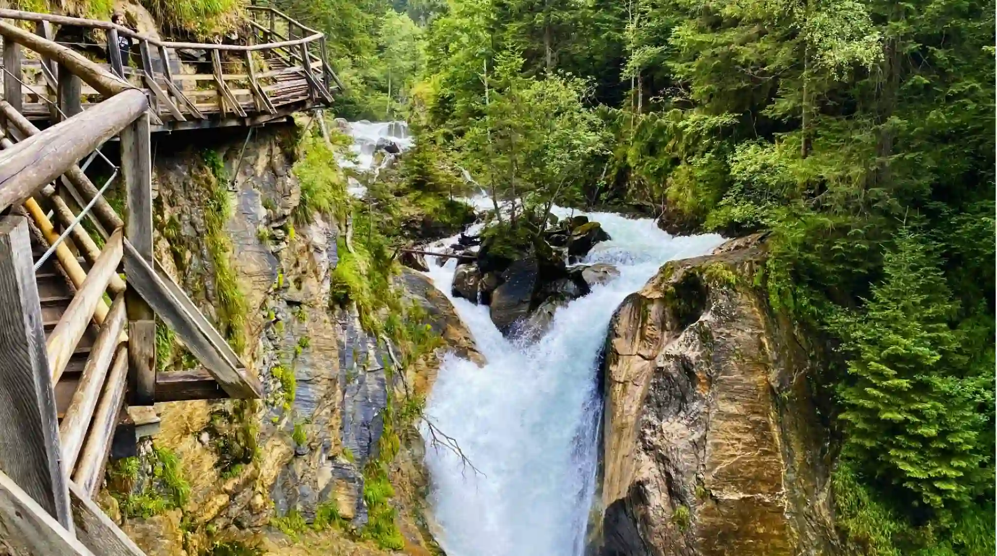 Estrechos de la Garganta Groppensteinchlucht, Flattach. Austria. Estrechos de la Garganta Groppensteinchlucht, Flattach. Austria.