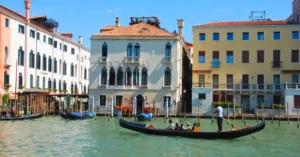 Góndola en el Gran Canal de Venecia, Italia.