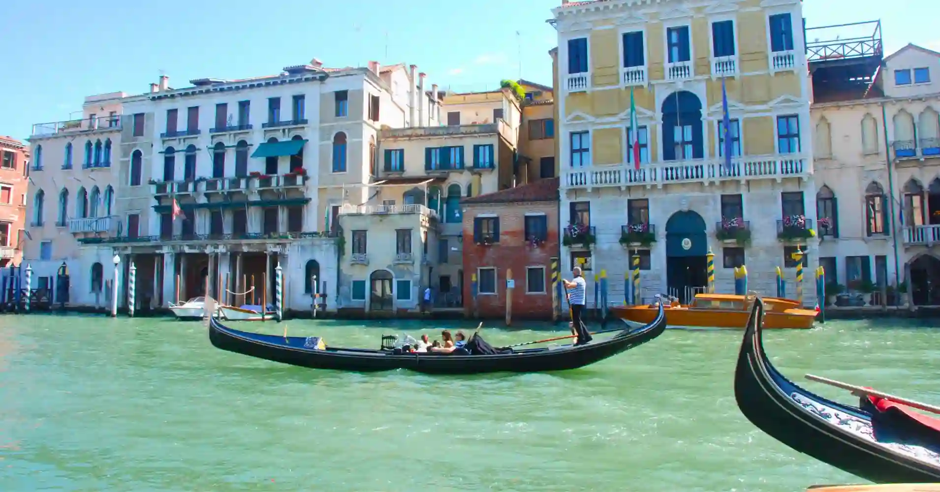 Góndolas en el Gran Canal. Venecia, Italia. Góndolas en el Gran Canal. Venecia, Italia.