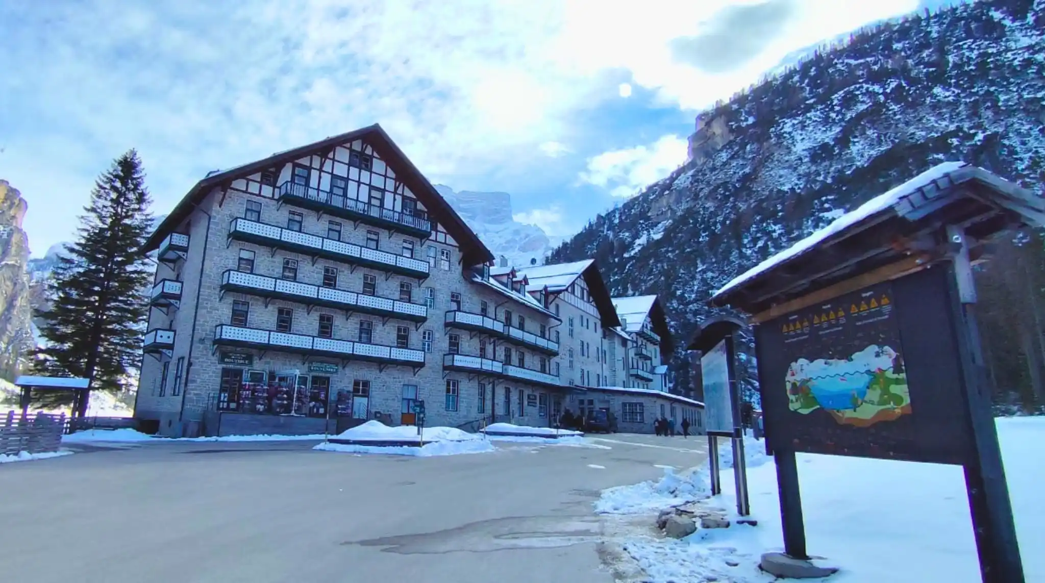 Gran Hotel Pragser Wildsee. Lago di Braies, Dolomitas. Italia. Gran Hotel Pragser Wildsee. Lago di Braies, Dolomitas. Italia.