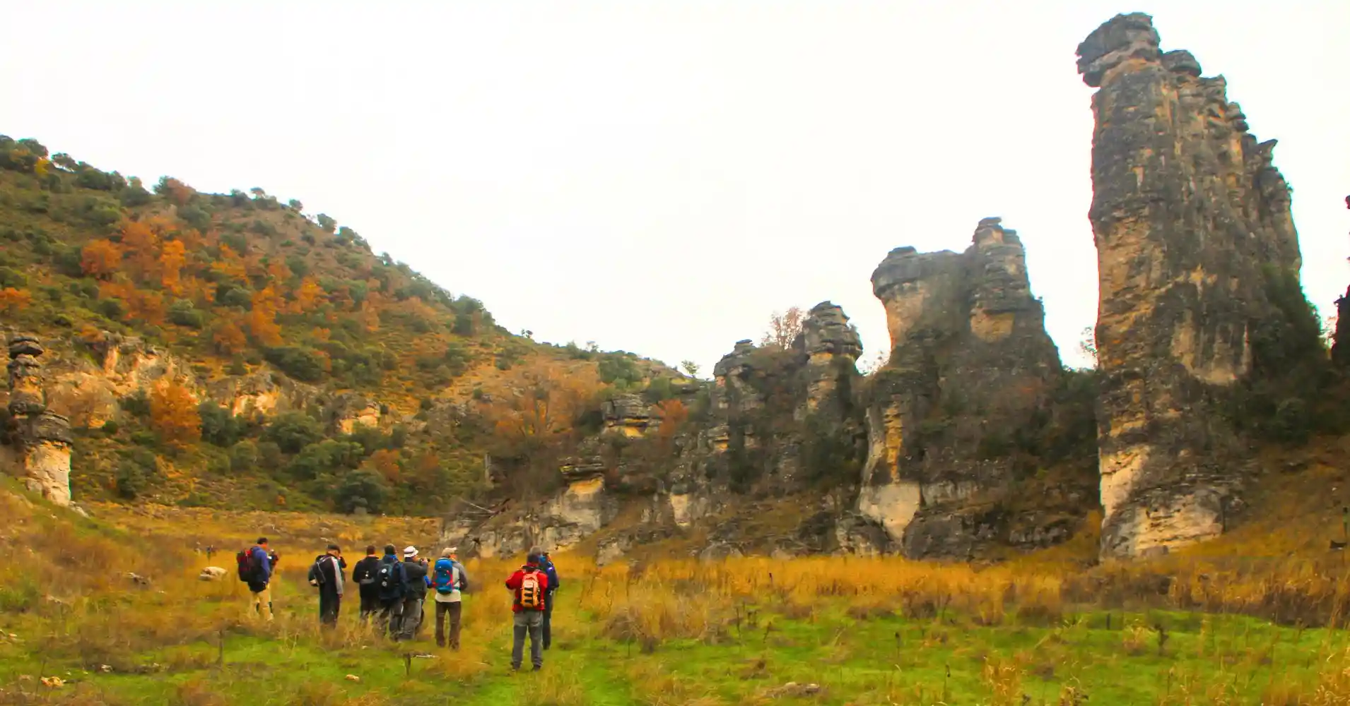 Grupo frente a las Formaciones Geológicas de los Frailes. Barranco del Reato. Guadalajara.