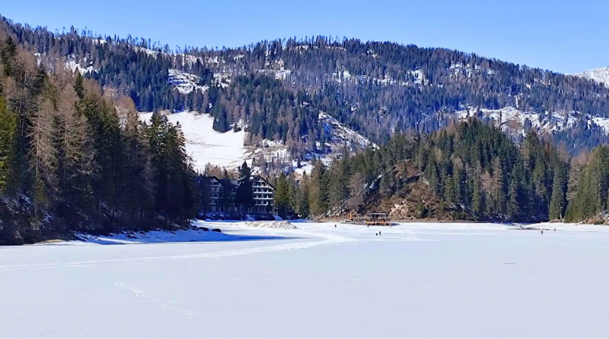 Hotel y Lago di Braies en Imvierno, Dolomitas. Italia. Hotel y Lago di Braies en Imvierno, Dolomitas. Italia.