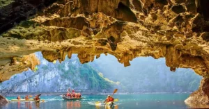 Kayak en la Cueva y Laguna de Luon. Bahía de Ha Long. Vietnam.