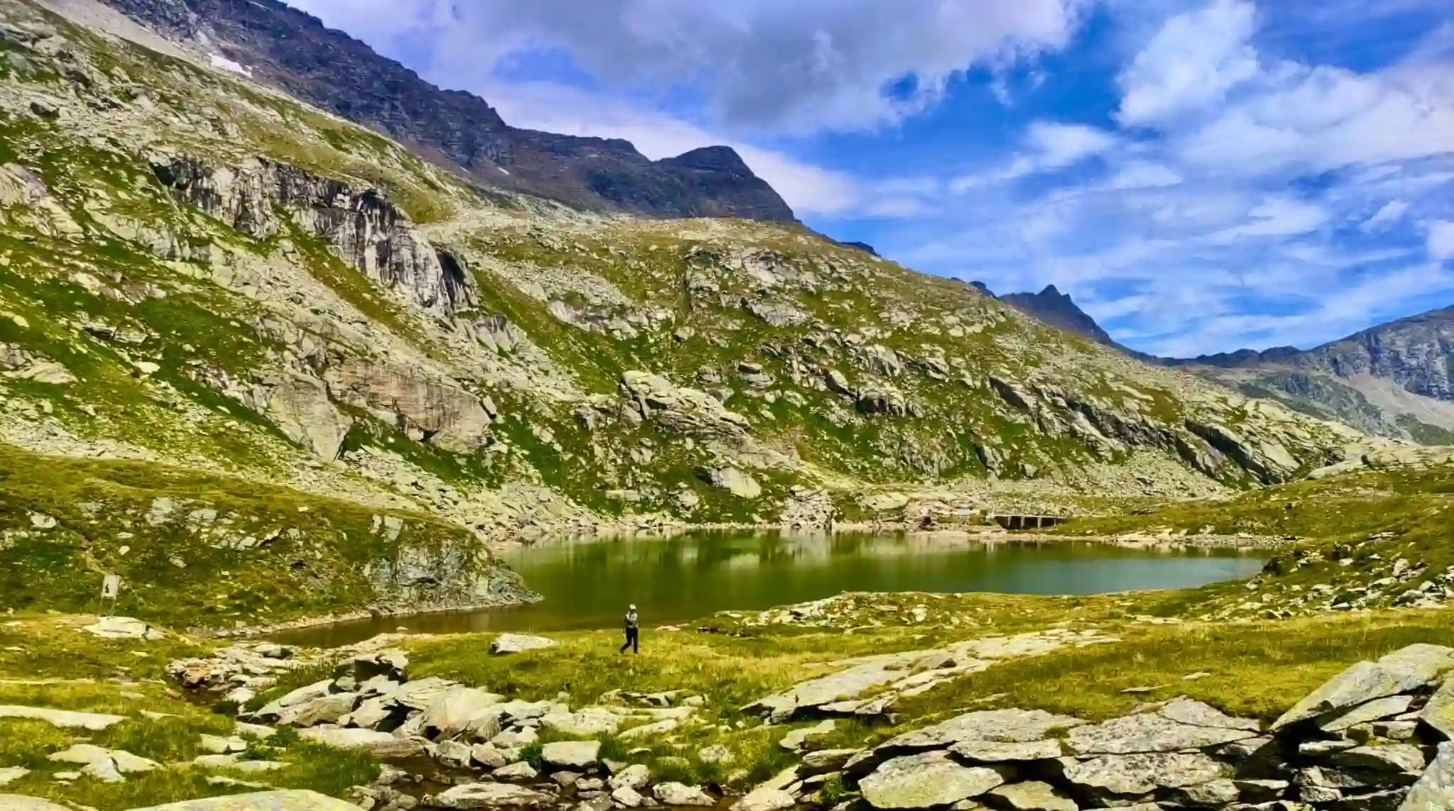 Lago Stübelesee, en el Valle de Möltar, Austria.