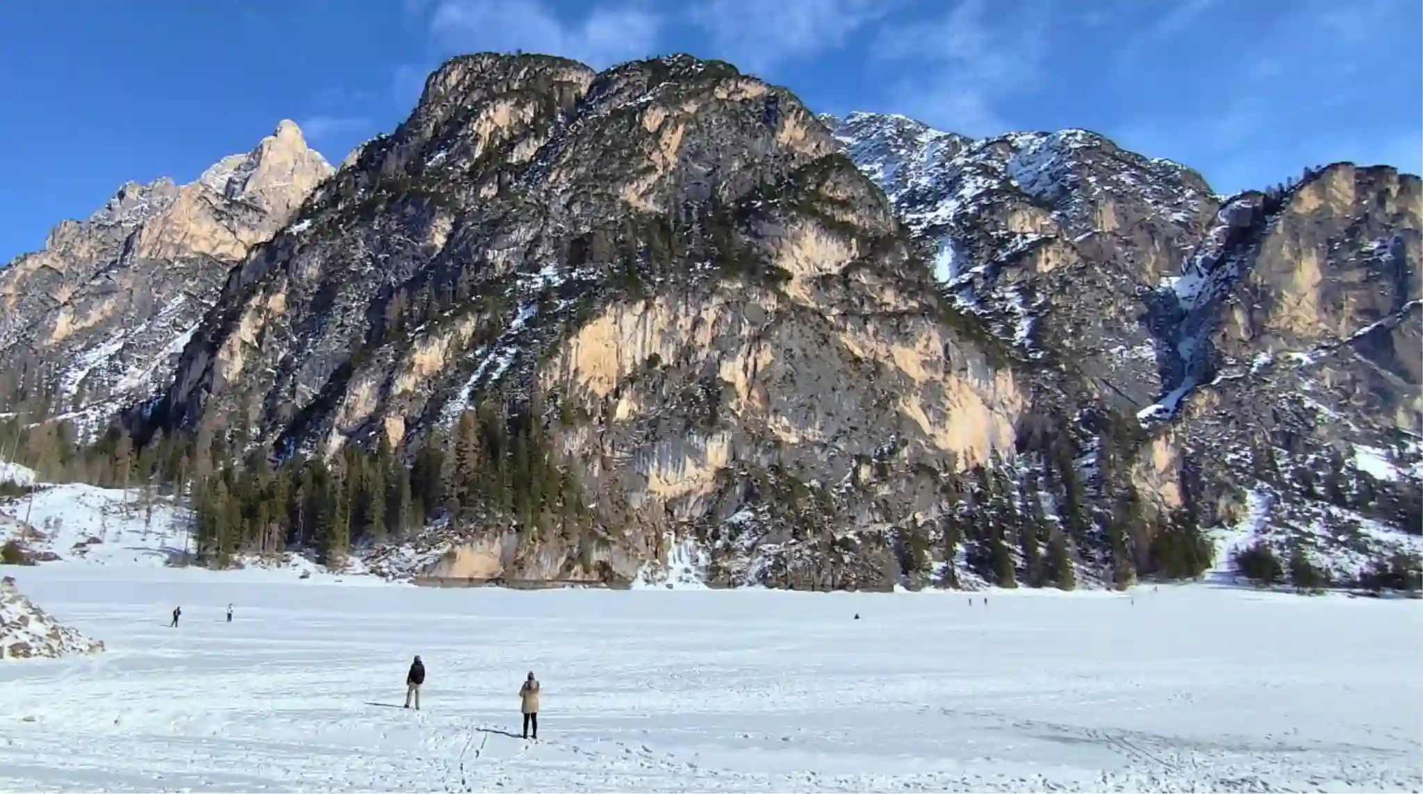 Lago di Braies. en Invierno. Dolomitas. Italia. Lago di Braies. en Invierno. Dolomitas. Italia.