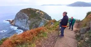 Mirando al mar en la ruta del Fuciño do Porco. Lugo, Galicia.