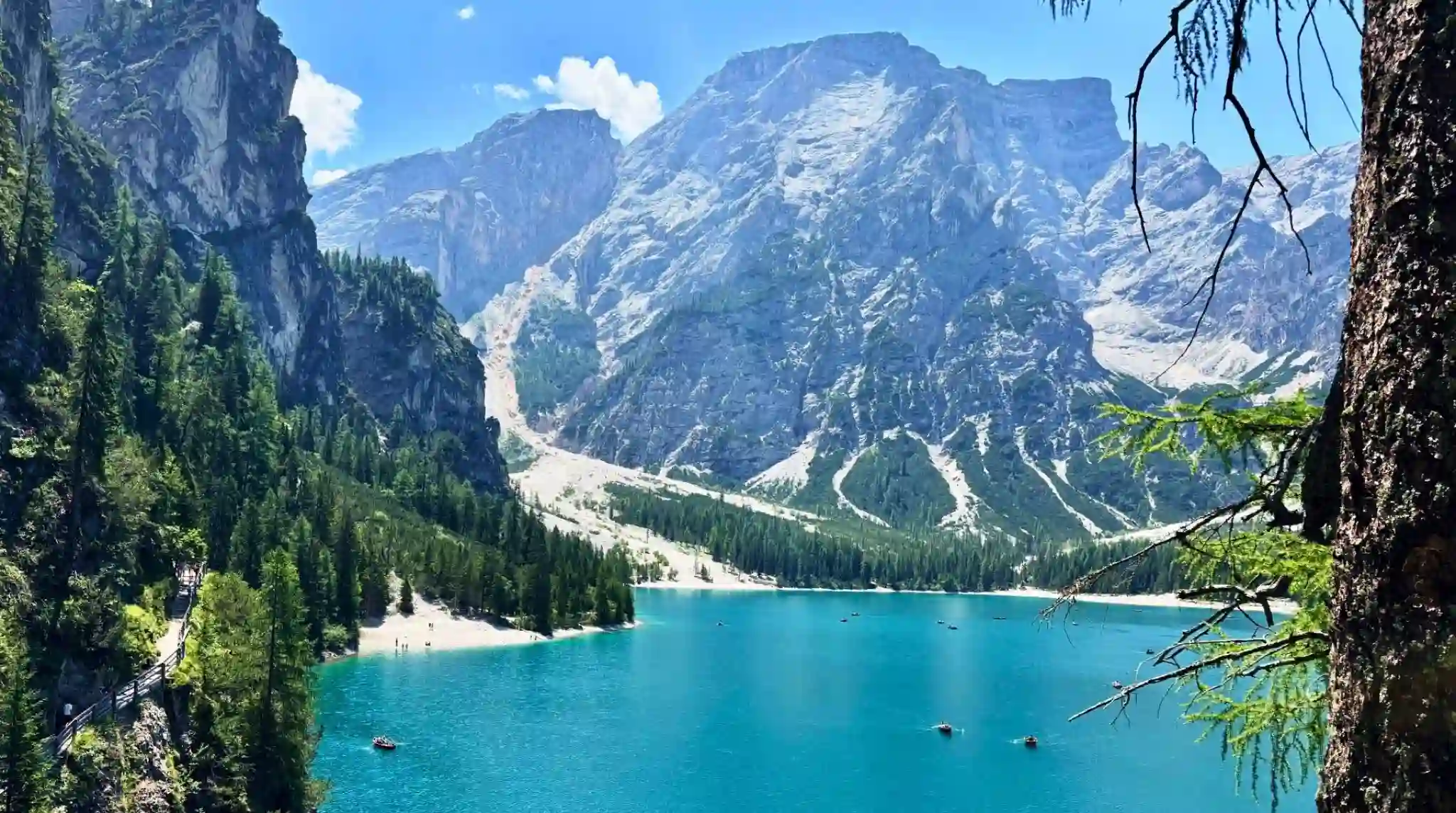 Montañas del Lago di Braies, Dolomitas. Italia. Montañas del Lago di Braies, Dolomitas. Italia.