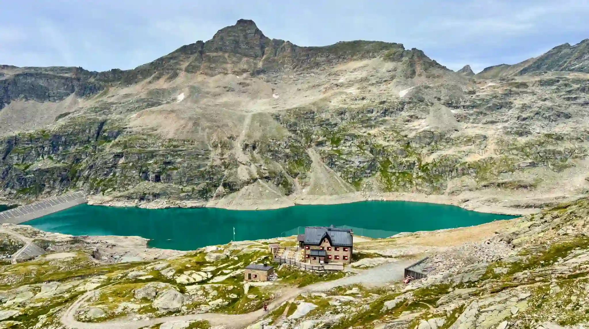 Montañas y Lago Oscheniksee, Valle de Mölltar, Austria.