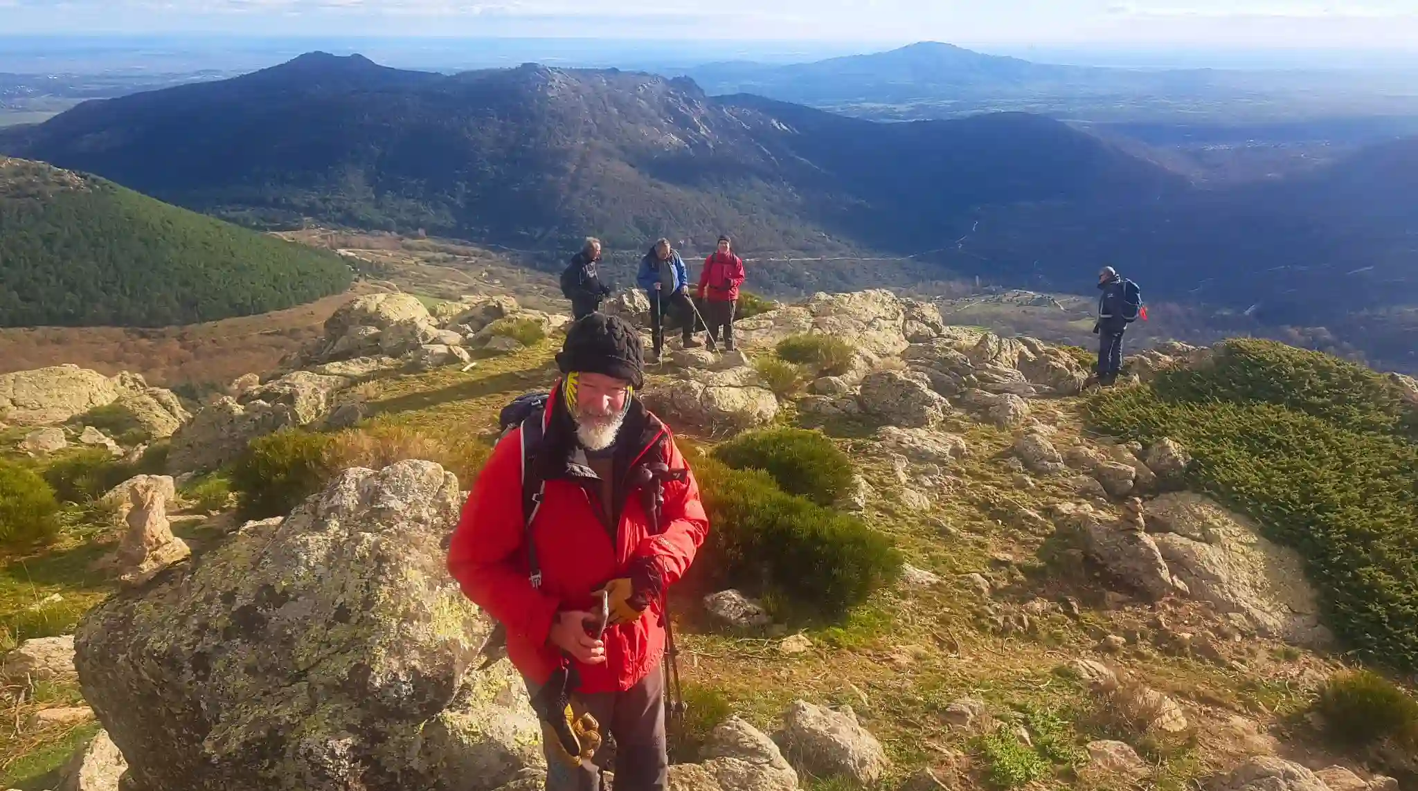 Montañeros con la Sierra de Madrid de Fondo Montañeros con la Sierra de Madrid de Fondo