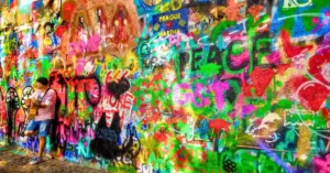 Músico en el Muro de John Lennon. Praga.