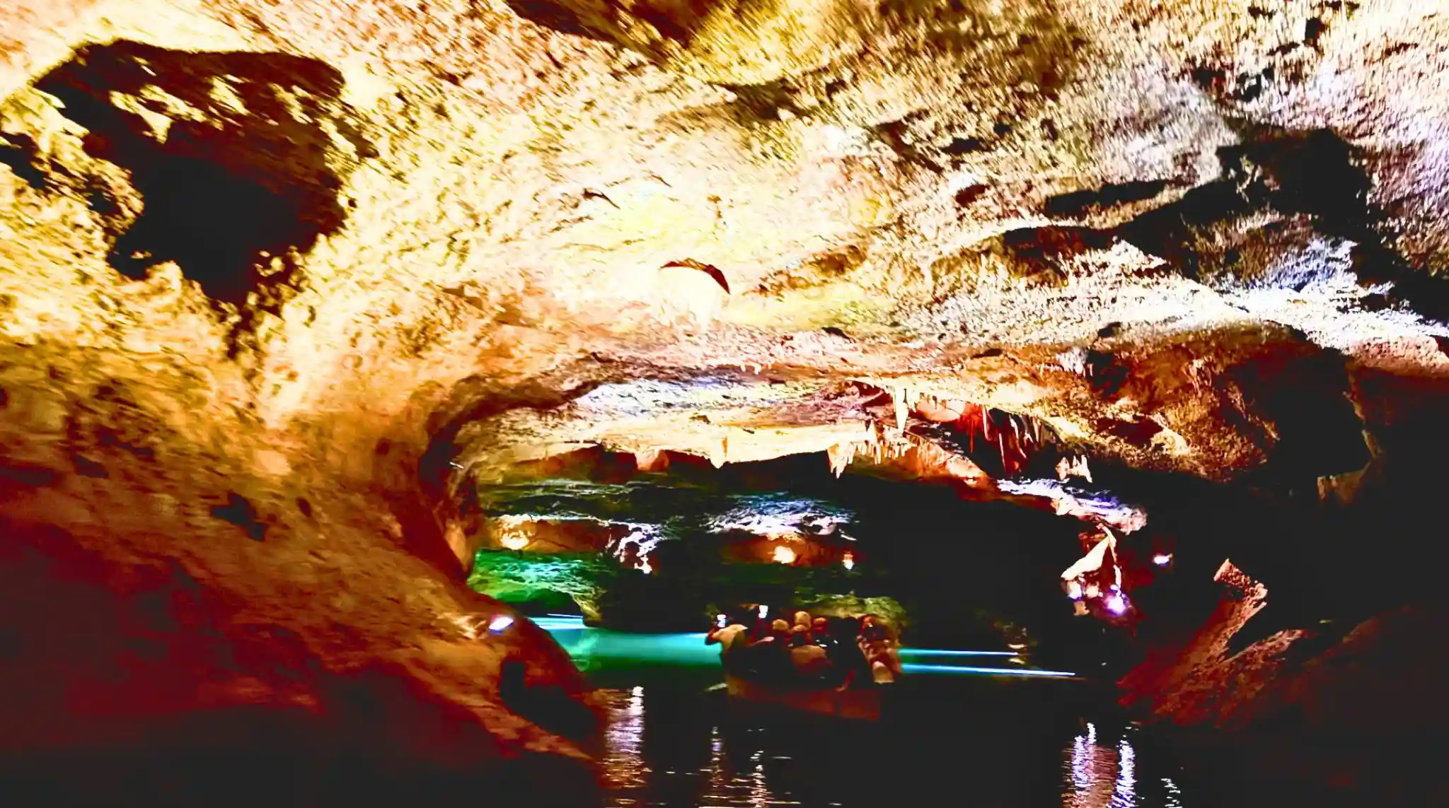 Navegando en las Cuevas de San José. Les Coves de Sant Josep, Vall de Uxó, Castellón.