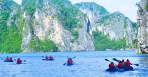 Navegando en Piragua en la Bahía de Ha Long. Vietnam.