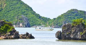 Navegando por la Bahía de Ha Long en Vietnam.