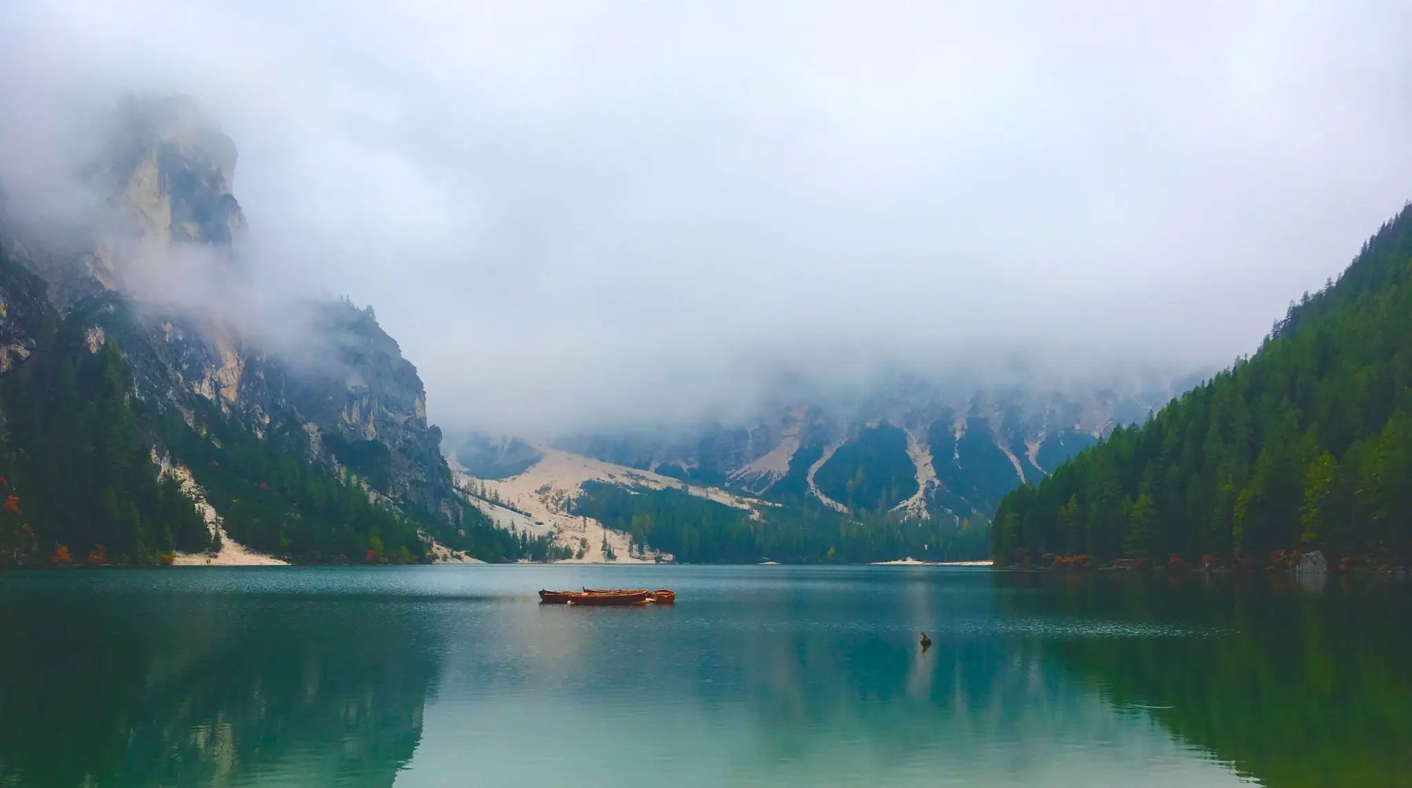 Neblina en el Lago di Braies, Dolomitas. Italia. Neblina en el Lago di Braies, Dolomitas. Italia.