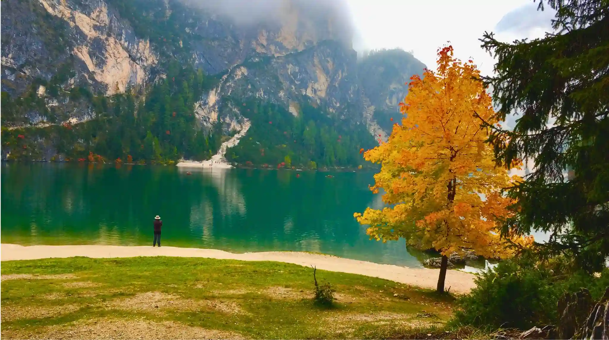 Otoño en el Lago di Braies, Dolomitas. Italia. Otoño en el Lago di Braies, Dolomitas. Italia.